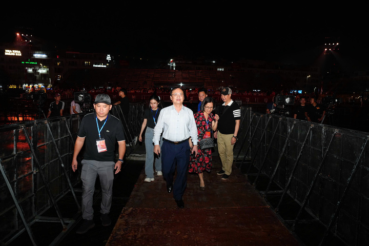 Tối 10/4, chương trình tổng duyệt Lễ khai mạc Liên hoan Phát thanh toàn quốc lần thứ XVII và chương trình nghệ thuật “Thanh âm kỷ nguyên mới” diễn ra tại Quảng trường 30/10 tỉnh Quảng Ninh.