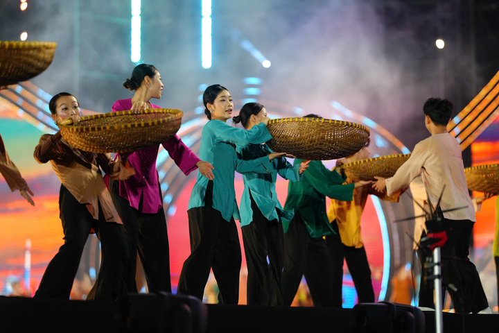 Concert “Thanh âm kỷ nguyên mới” được xây dựng theo cấu trúc 3 chương, xuyên suốt về nội dung và cảm xúc. “Thanh âm khởi nguyên” mở ra bằng những âm thanh nguyên sơ của tự nhiên và lao động, tái hiện quá trình hình thành cộng đồng người Việt.