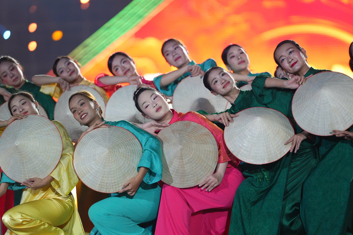 Không gian âm nhạc được dàn dựng công phu, kết hợp chất liệu dân gian, trữ tình với xu hướng biểu diễn hiện đại như âm nhạc điện tử và công nghệ đa phương tiện, tạo nên điểm nhấn cho đêm khai mạc.