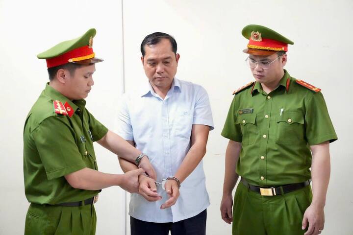 Cơ quan CSĐT Công an tỉnh Phú Thọ ra lệnh giữ người trong trường hợp khẩn cấp và lệnh bắt người trong trường hợp khẩn cấp đối với Hoàng Trọng Lợi.