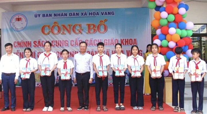 Lãnh đạo thành phố Đà Nẵng trao sách giáo khoa đến học sinh ở xã Hòa Vang. (Ảnh T.B)