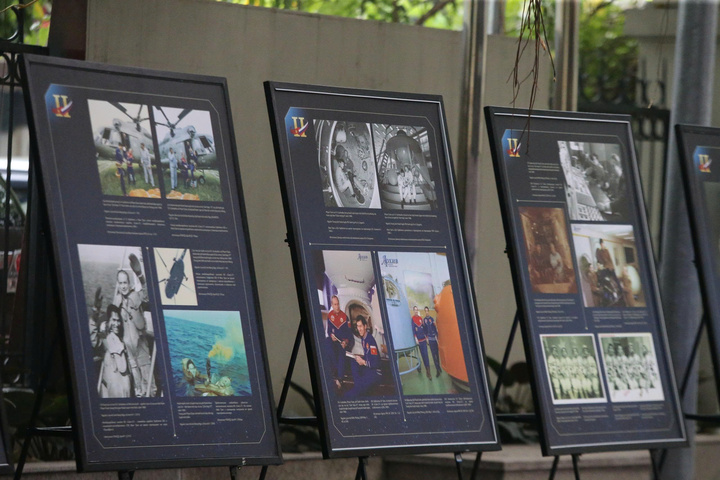 Triển lãm được trưng bày tại Hà Nội.