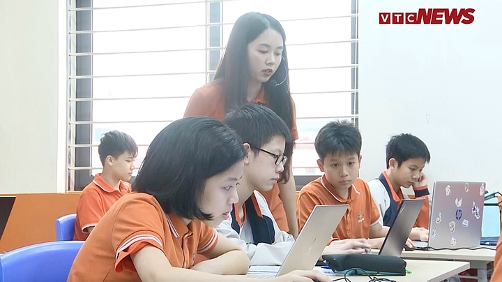 Giáo viên bộ môn Tin học hướng dẫn học sinh sử dụng câu lệnh AI trong một tiết học.