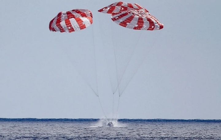 Tàu vũ trụ Orion của NASA hạ cánh xuống Thái Bình Dương vào tháng 12/2022 sau sứ mệnh Artemis I không người lái lên Mặt Trăng. (Ảnh: Getty Images)