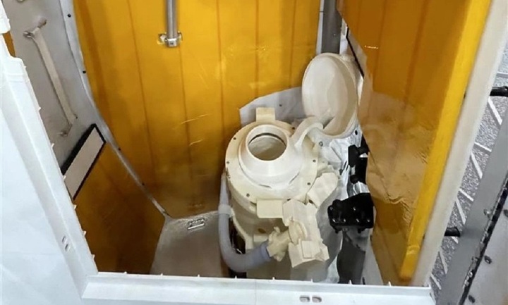 Bản sao nhà vệ sinh trên tàu Orion để các phi hành gia huấn luyện sử dụng. (Ảnh: CNN)