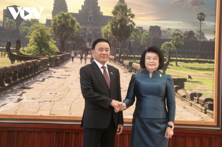 Bà Samdech Khuon Sudary - Chủ tịch Quốc hội Campuchia chào đón Thường trực Ban Bí thư Trần Cẩm Tú và đoàn đại biểu cấp cao Việt Nam thăm chính thức Campuchia.