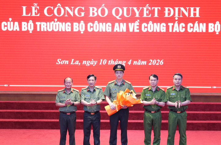 Tập thể Đảng ủy, Ban Giám đốc Công an tỉnh Sơn La tặng hoa chúc mừng Thượng tá Nguyễn Xuân Trung.