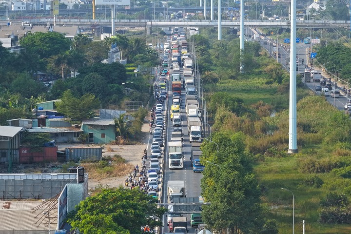 Va chạm giữa xe container và ô tô 7 chỗ trên đường Võ Chí Công (TP.HCM) gây ùn tắc kéo dài. (Ảnh: Linh Trần)