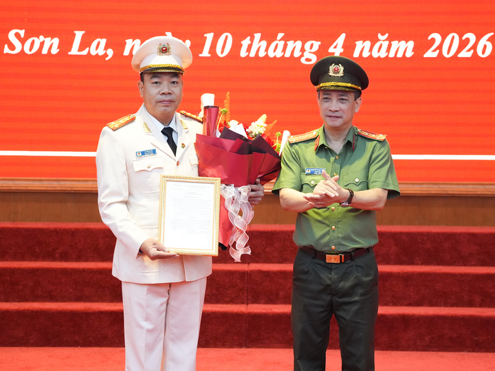 Thừa ủy quyền của Bộ trưởng Bộ Công an, Đại tá Nguyễn Minh Tuấn, Giám đốc Công an tỉnh Sơn La đã trao Quyết định của Bộ trưởng Bộ Công an về việc bổ nhiệm Đại tá Lê Hồng Hà giữ chức Phó Giám đốc Công an tỉnh Sơn La. (Ảnh: Cao Thiên)