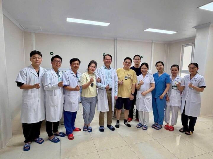 Vợ chồng du khách Mỹ (mặc áo vàng) được bác sĩ 19-8 cấp cứu kịp thời (Anh: BVCC)