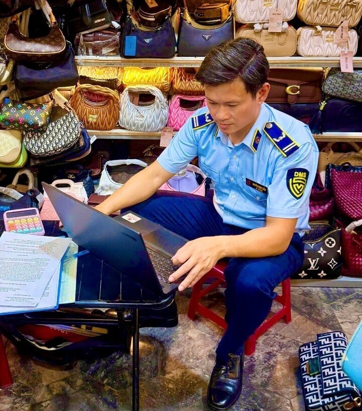 Lực lượng chức năng Đà Nẵng phát hiện số lượng lớn hàng hóa giả mạo nhãn hiệu. (Ảnh: QLTT)