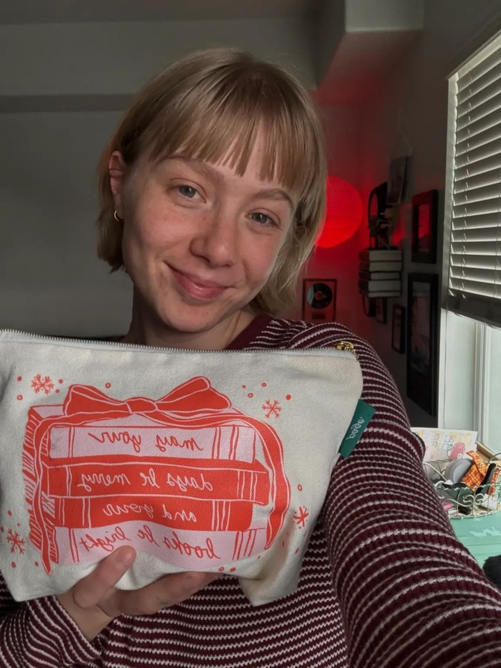 Hannah Fowles luôn mang theo một chiếc "túi chống lo âu" để đối phó với căng thẳng, sự quá tải thông tin và những thách thức khác khi di chuyển.