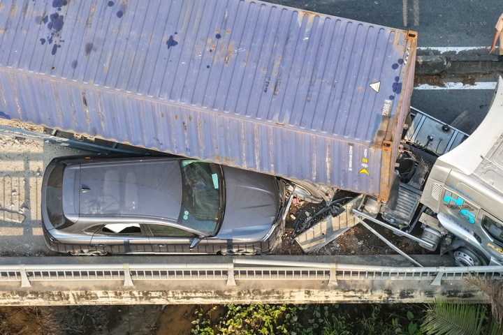 Hiện trường va chạm giao thông giữa xe đầu kéo và ô tô 7 chỗ. (Ảnh: Linh Trần)