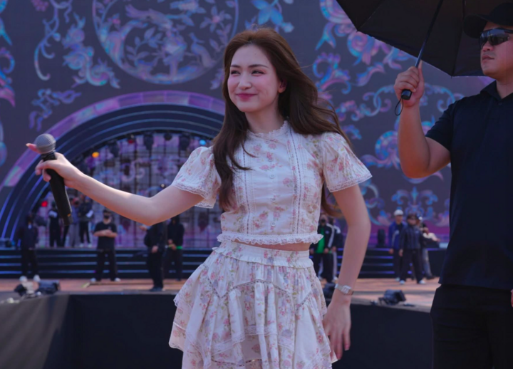Ca sĩ Hoà Minzy là một trong những nghệ sĩ biểu diễn chương trình khai mạc "Thanh âm kỷ nguyên mới".