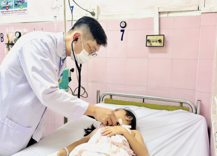 Trẻ đang được điều trị tại Bệnh viện Nhân dân Gia Định.