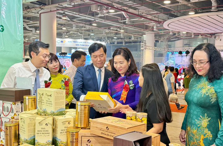 Lãnh đạo Đài Tiếng nói Việt Nam và tỉnh Quảng Ninh tại lễ khai mạc hội chợ OCOP.