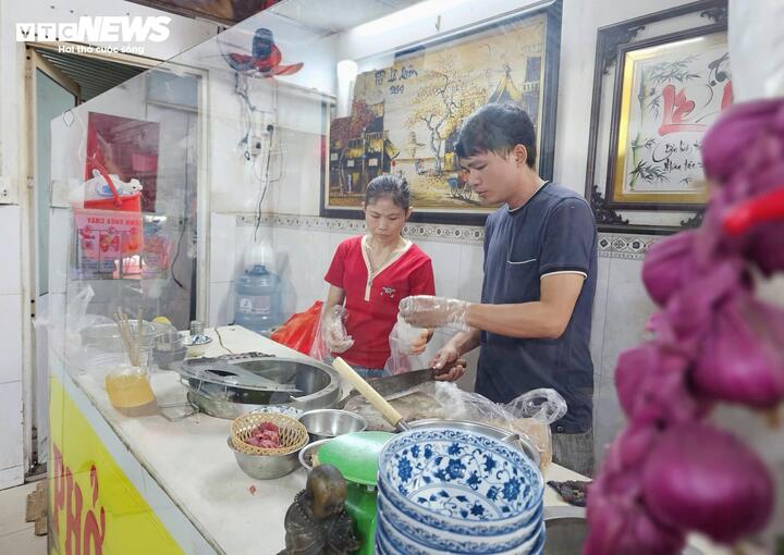 Theo các chủ quán, nguyên liệu chính trong tô phở là thịt bò liên tục tăng giá và chiếm tỷ trọng lớn trong chi phí.