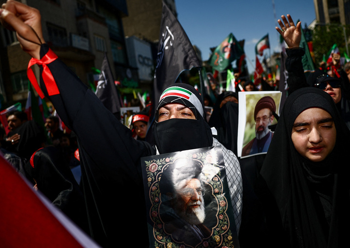 Người dân cầm bức ảnh của cố Lãnh tụ tối cao Iran Ayatollah Ali Khamenei tại Tehran, Iran.