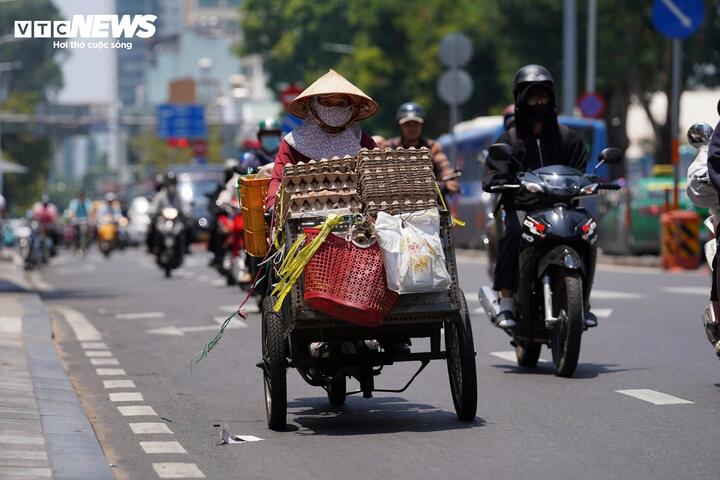Người dân mưu sinh giữa thời tiết nắng nóng.