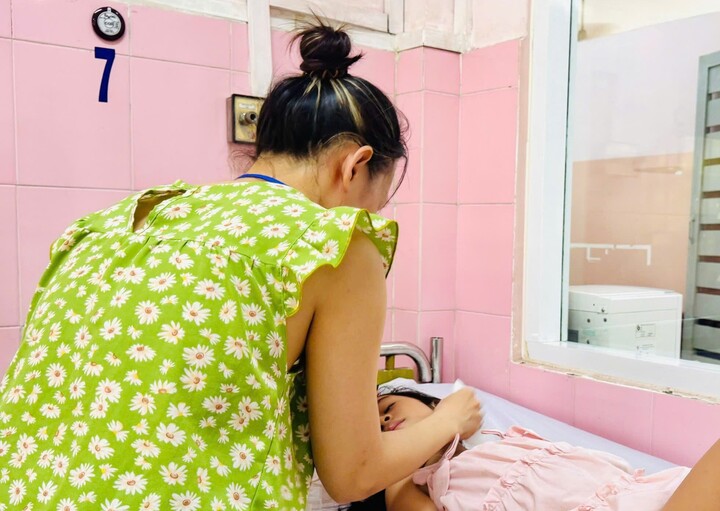 Một học sinh đang điều trị tại Bệnh viện Nhân dân Gia Định.