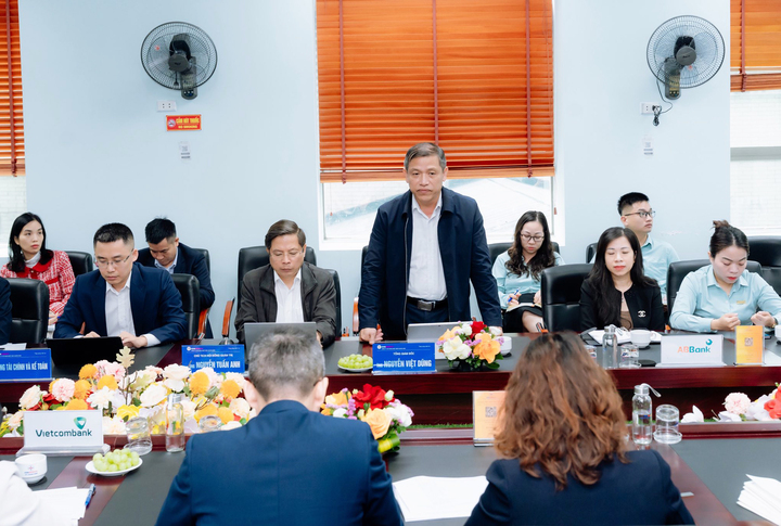 Lãnh đạo Công ty CP Nhiệt điện Quảng Ninh làm việc với đại diện các ngân hàng về việc thu xếp vốn cho Dự án nâng cấp, cải tạo hệ thống xử lý khí thải của nhà máy có tổng mức đầu tư sau thuế trên 3.850 tỷ đồng.