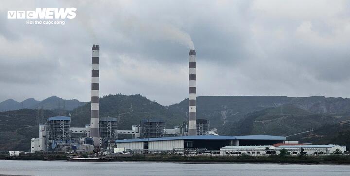 Nhà máy Nhiệt điện Quảng Ninh vẫn đang duy trì hoạt động dù bị phát hiện vi phạm xả thải.