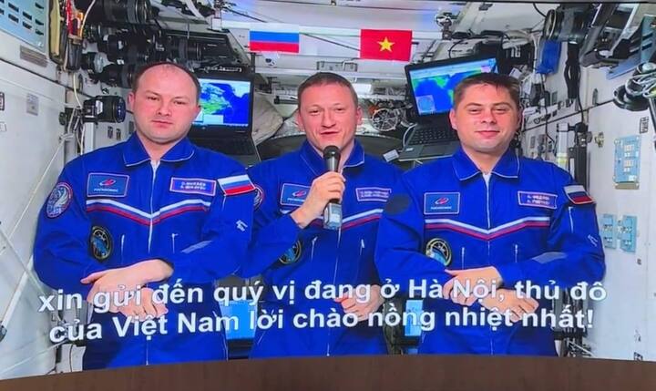 Các phi hành gia Nga gửi lời chào Việt Nam từ Trạm Vũ trụ quốc tế.