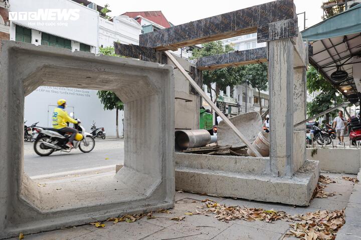 Do đặc thù các tuyến phố nội đô chật hẹp, việc tập kết vật liệu phục vụ thi công làm thu hẹp đáng kể không gian dành cho người đi bộ.
