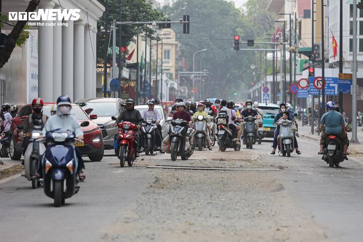 Theo Sở Xây dựng Hà Nội, việc thi công trên phố Tràng Tiền được tổ chức theo hình thức cuốn chiếu, sử dụng rào chắn di động bằng tôn kết hợp lưới B40 theo từng đoạn, từ Quảng trường Cách mạng Tháng Tám đến nút giao Tràng Tiền – Ngô Quyền, nhằm phục vụ thi công tuyến cống hộp.