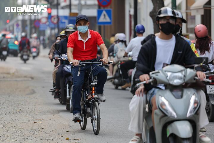 Anh Việt Hưng (phường Cầu Giấy) cho rằng, trên tuyến phố du lịch có giá thuê mặt bằng thuộc hàng đắt đỏ nhất châu Á, việc đào đường, thi công cống thiếu gọn gàng, để vật liệu ngổn ngang, bụi bẩn phát tán là khó chấp nhận, cho thấy sự cẩu thả và thiếu trách nhiệm của đơn vị thi công. Theo anh, các đơn vị cần có biện pháp tổ chức thi công khoa học, che chắn kỹ lưỡng, làm đến đâu gọn đến đó nhằm giảm thiểu bụi bẩn, bảo đảm vệ sinh môi trường và mỹ quan cho tuyến phố trung tâm.