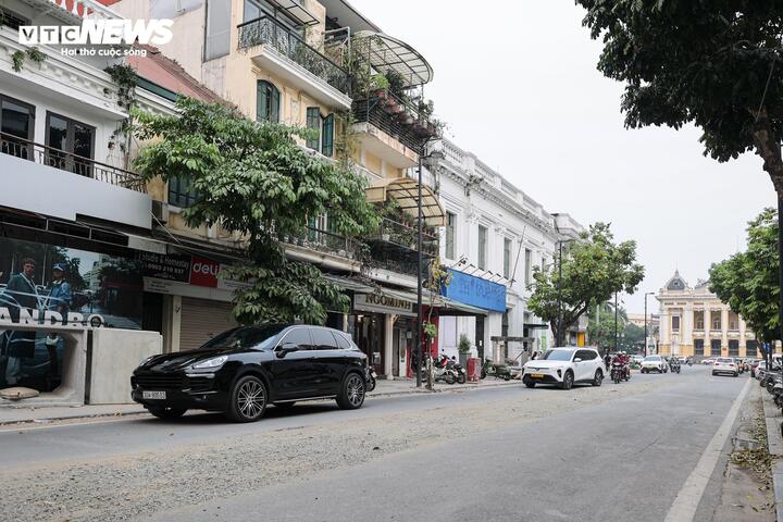 Từ giữa tháng 3, nhiều người dân và du khách đi qua khu vực phố Tràng Tiền (Hà Nội) bất ngờ trước cảnh tượng lòng đường bị đào xới, ống bê tông chất đống trên vỉa hè. Tuyến phố du lịch trở nên ngổn ngang như một đại công trường, bụi bay mù mịt suốt ngày đêm.