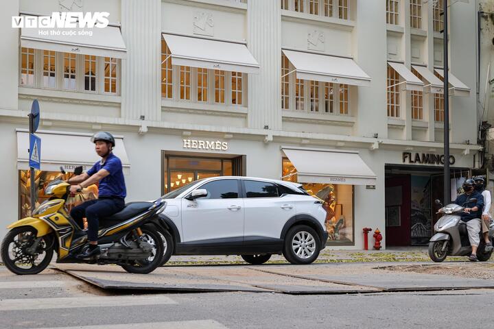 Mặt đường Tràng Tiền hiện bị lật lên toàn bộ phần lõi giữa để phục vụ thi công hạ tầng ngầm. Một rãnh sâu kéo dài dọc theo tuyến phố như một con mương giữa đường.