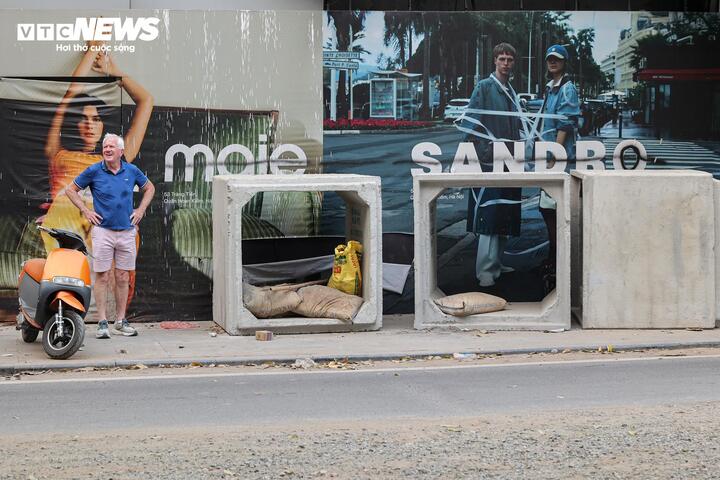 Phố du lịch Hà Nội bị đào xới nham nhở, du khách lắc đầu ngán ngẩm - 16