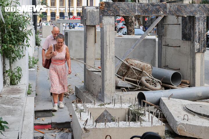 Phố du lịch Hà Nội bị đào xới nham nhở, du khách lắc đầu ngán ngẩm - 15