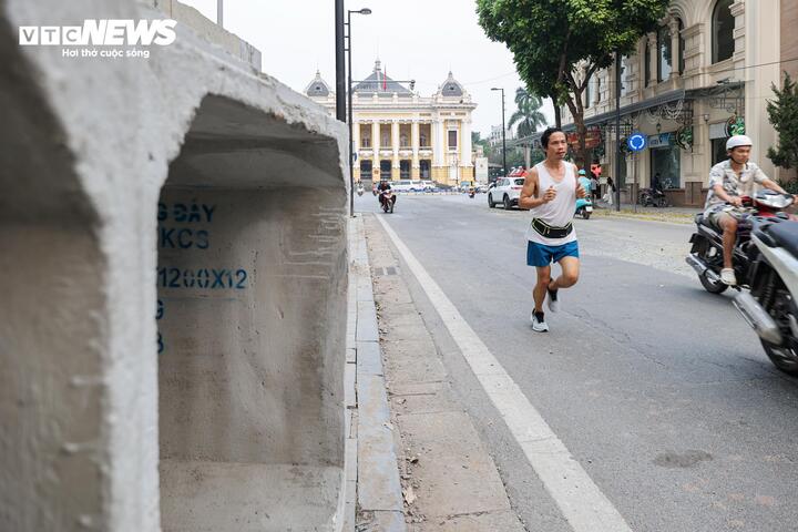 Phố du lịch Hà Nội bị đào xới nham nhở, du khách lắc đầu ngán ngẩm - 18