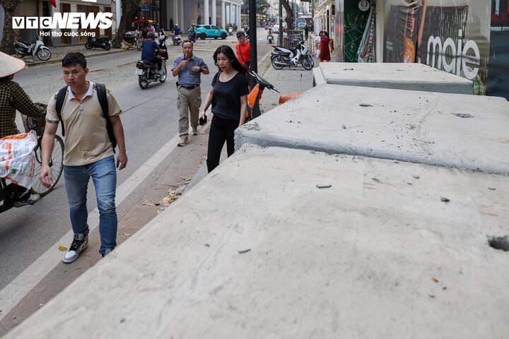 Phố du lịch Hà Nội bị đào xới nham nhở, du khách lắc đầu ngán ngẩm - 19