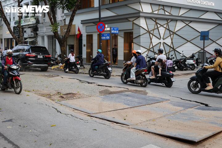 Phố du lịch Hà Nội bị đào xới nham nhở, du khách lắc đầu ngán ngẩm - 11