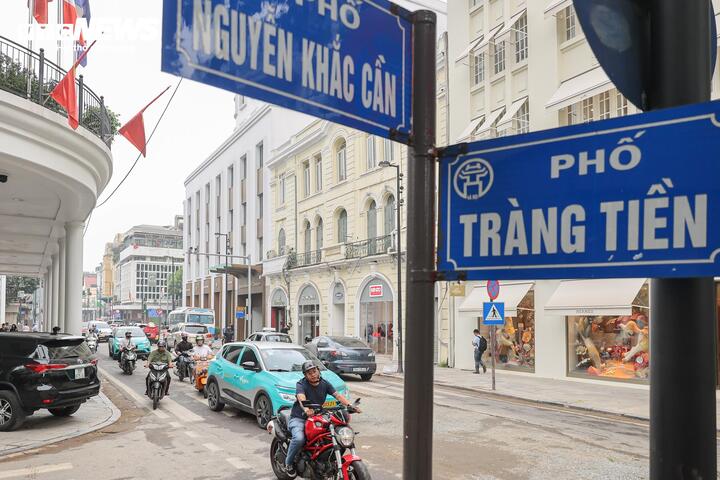 Đoạn đường dài khoảng 200 m, kéo từ trước Nhà hát Lớn Hà Nội đến Hotel de l’Opera Hanoi - MGallery chìm trong lớp bụi đất mù mịt.