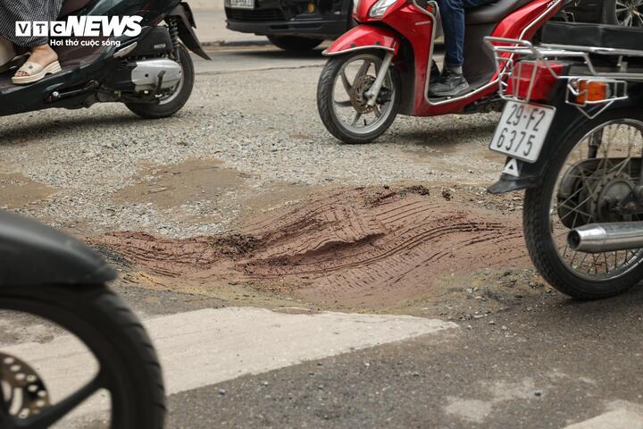 Phố du lịch Hà Nội bị đào xới nham nhở, du khách lắc đầu ngán ngẩm - 10