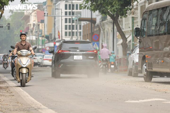 Chỉ cần một ô tô chạy qua, cả tuyến phố lại bị bụi cuốn mù mịt.