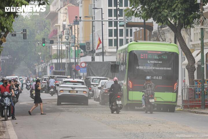 Trả lời Báo Điện tử VTC News, ông Nguyễn Hồng Dũng, Trưởng phòng Kinh tế - Hạ tầng đô thị phường Cửa Nam, cho biết không chỉ riêng phố Tràng Tiền mà trên nhiều tuyến phố khác cũng đang xảy ra tình trạng chậm hoàn trả mặt bằng sau thi công, gây phát sinh bụi và ảnh hưởng đến giao thông. Do đây là công trình khẩn cấp, phường vẫn tạo điều kiện cho đơn vị thi công triển khai, đồng thời đã có văn bản yêu cầu đẩy nhanh tiến độ, hoàn thành trước ngày 30/4, đi đôi với bảo đảm vệ sinh môi trường, hạn chế bụi và phối hợp điều tiết giao thông.