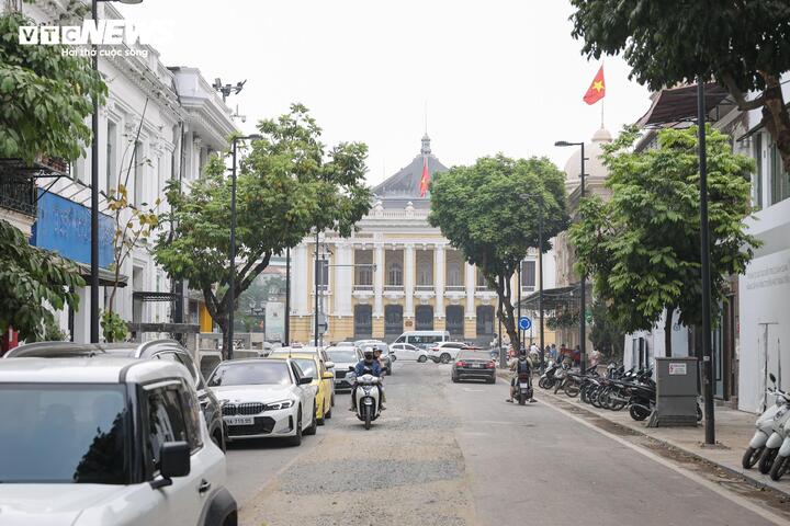 Nguyên nhân của tình trạng này là do đơn vị thi công đang triển khai Dự án chống úng ngập cục bộ khu vực nội đô, trong đó xây dựng các tuyến cống mới dọc phố Lý Thái Tổ, Phan Chu Trinh, đồng thời bổ sung các ga thăm phục vụ duy tu hệ thống thoát nước tại các phường Hoàn Kiếm và Cửa Nam.