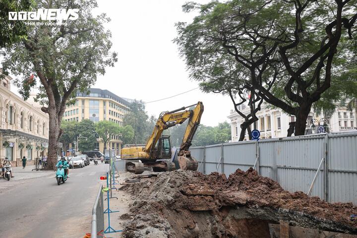Theo ông Dũng, phường đã phân công các tổ địa bàn thường xuyên kiểm tra, nhắc nhở các đơn vị thi công, đặc biệt khi phần lớn hoạt động diễn ra vào ban đêm; mọi phản ánh của người dân đều được tiếp nhận và chuyển tới đơn vị liên quan để kịp thời xử lý.