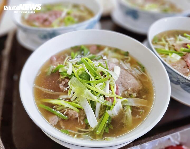 Giá bán mỗi tô phở có tăng, nhưng chi phí nguyên liệu và vận hành cũng leo thang tương ứng.