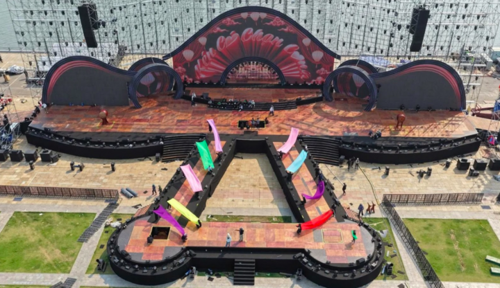 Sâu khấu có quy mô gần 4.000 m², với chiều ngang 120 m, cao 30 m.