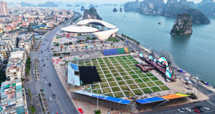 Siêu sân khấu ngoài trời nằm bên bờ Vịnh Hạ Long.