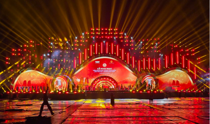 Khác với những sân khấu thông thường, công trình của “Thanh âm Kỷ nguyên mới” được tạo hình bằng những lớp sóng uốn lượn nối tiếp nhau.