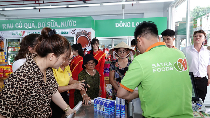 Cửa hàng Satrafoods tại chung cư Becamex cung cấp đa dạng các mặt hàng thiết yếu như rau củ, thịt cá, thực phẩm chế biến… với tiêu chí tươi ngon, an toàn, truy xuất nguồn gốc rõ ràng.