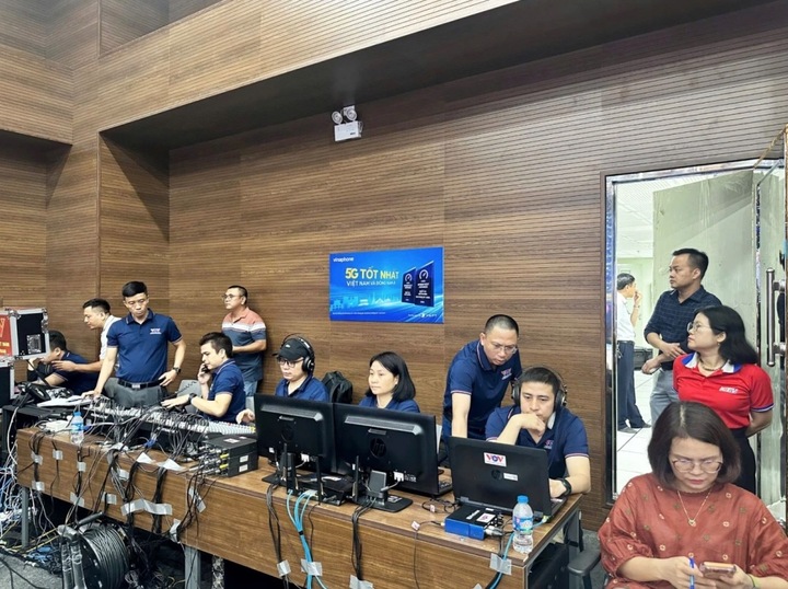 Các cán bộ, kỹ thuật viên của Trung tâm Lưu trữ và Sản xuất chương trình (Đài Tiếng nói Việt Nam) làm nhiệm vụ thử kỹ thuật cho các đoàn dự thi trước khi lên sóng trực tiếp.