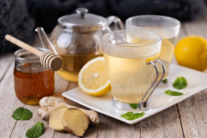 Sự kết hợp của chanh, gừng và nước trong trà chanh gừng đem lại nhiều tác dụng tích cực cho sức khỏe. (Ảnh: Shutterstock)
